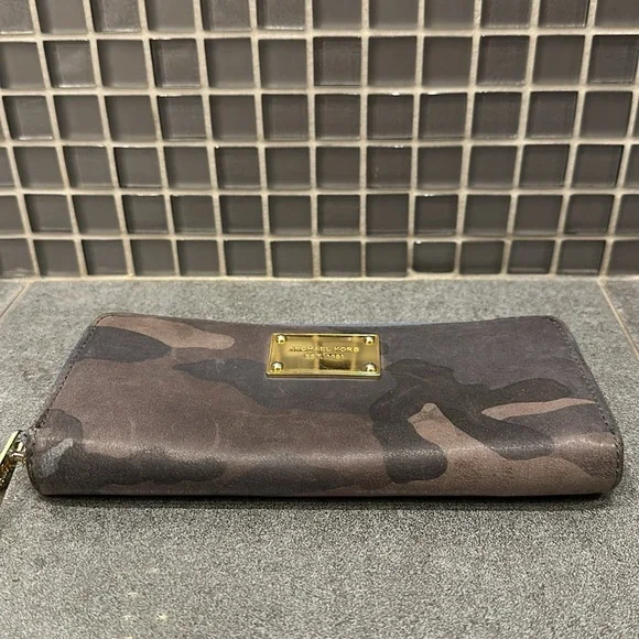 RARE Michael Kors Blue Camo Distressed Camouflage Leather Bag + FREE Makeup Bag - Picture 13 of 14